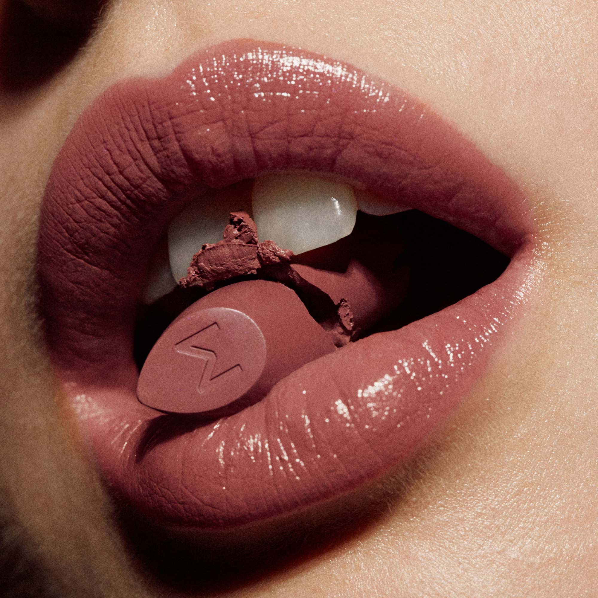 Mádara Dazzle Satin Shine Lipstick #Charisma 503 (2)